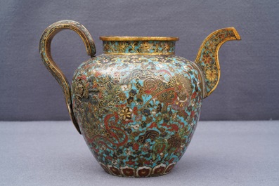 Een Chinese cloisonn&eacute; schenkkan met boeddhistische leeuwen, Ming