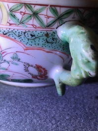 Une paire de plats et un bol couvert en porcelaine de Chine famille verte, Kangxi