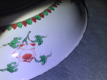 Un plat en porcelaine de Chine famille verte &agrave; d&eacute;cor d'un chat, un cerf et deux oiseaux, Kangxi