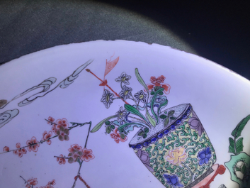 Un plat en porcelaine de Chine famille verte &agrave; d&eacute;cor d'un chat, un cerf et deux oiseaux, Kangxi