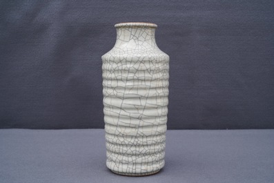 Un vase de forme rouleau en porcelaine de Chine de type ge, 20&egrave;me