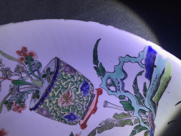 Un plat en porcelaine de Chine famille verte &agrave; d&eacute;cor d'un chat, un cerf et deux oiseaux, Kangxi