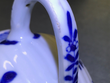 Trois th&eacute;i&egrave;res couvertes en porcelaine de Chine bleu et blanc, Kangxi
