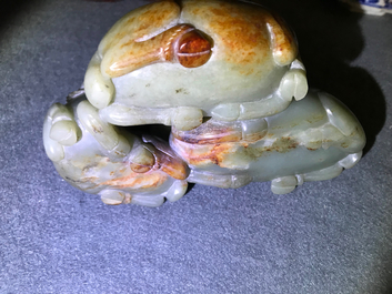 Un groupe en jade c&eacute;ladon et rouille figurant trois b&eacute;liers sur socle en bois sculpt&eacute;, Chine, 18/19&egrave;me