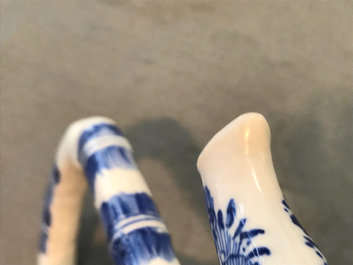 Drie Chinese blauwwitte theepotten met deksels, Kangxi