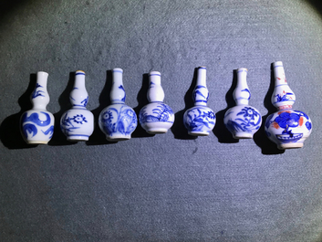 Een fraaie collectie van 66 Chinese blauwwitte miniatuur vaasjes, Kangxi