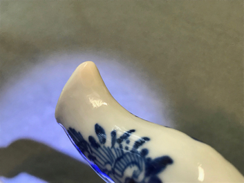 Drie Chinese blauwwitte theepotten met deksels, Kangxi