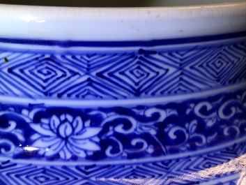Een grote Chinese blauwwitte dekselvaas, Kangxi