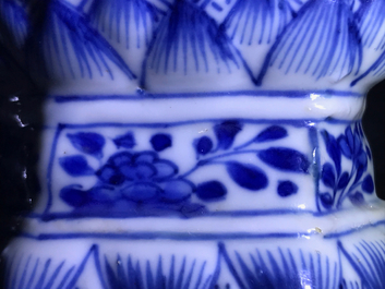 Een Chinees blauwwit vijfdelig kaststel met floraal decor, Kangxi