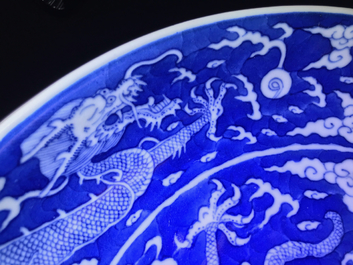 Een Chinees blauwwit 'draken' bord in spaartechniek, Daoguang merk en wellicht periode