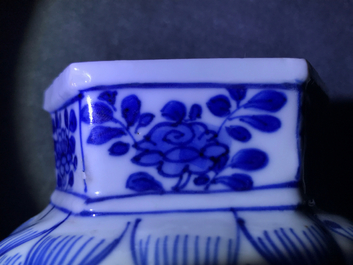 Une garniture de cinq vases en porcelaine de Chine bleu et blanc, Kangxi