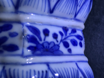 Een Chinees blauwwit vijfdelig kaststel met floraal decor, Kangxi