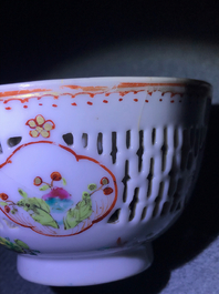 Een Chinese grisaille vaas, een famille rose 'mandarijnen' theepot en een opengewerkte kop en schotel, Yongzheng/Qianlong