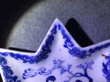 Een Chinese blauwwitte zoetvleesset of rijsttafel met figurendecor, Kangxi