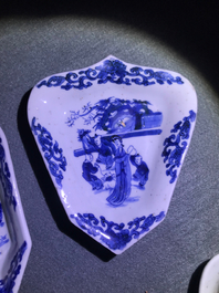 Un service &agrave; mendiants en porcelaine de Chine bleu et blanc, Kangxi