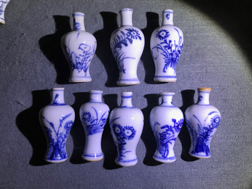 Un bel ensemble de 66 vases miniatures en porcelaine de Chine bleu et blanc, Kangxi