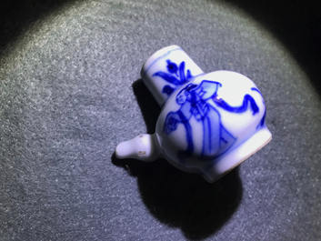 Un bel ensemble de 66 vases miniatures en porcelaine de Chine bleu et blanc, Kangxi
