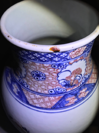 Un vase en porcelaine de Chine bleu, blanc et rouge &agrave; d&eacute;cor d'un paysage, 19&egrave;me
