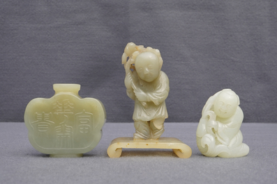 A Chinese jade snuff bottle and two figures of boys, 19/20th C.