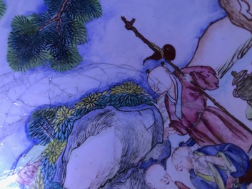 Une assiette en &eacute;maux de Canton &agrave; d&eacute;cor de figures dans un jardin, marque et &eacute;poque de Qianlong