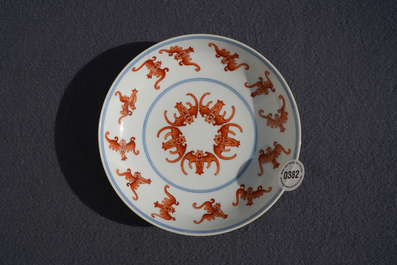 Een Chinees bord met vleermuizen in ijzerrood, Qianlong merk en periode