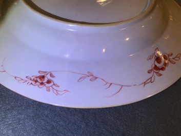 Deux plats en porcelaine de Chine famille rose &agrave; d&eacute;cor 'Pompadour', Qianlong