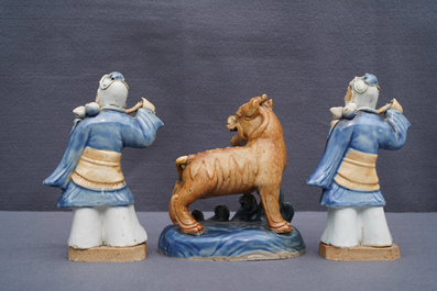Trois figures en biscuit &eacute;maill&eacute; bleu et blanc, Chine, Qianlong