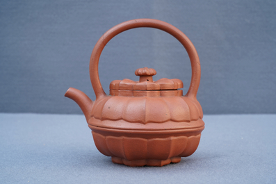 Een Chinese bloemvormige Yixing steengoed theepot met deksel, Kangxi