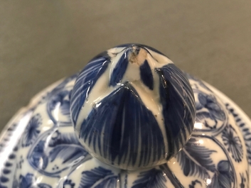 Un vase couvert en porcelaine de Chine bleu et blanc &agrave; d&eacute;cor floral, Kangxi