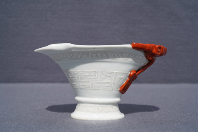 Une coupe libatoire en porcelaine de Chine 'bianco sopra bianco' et rouge de fer, 19&egrave;me