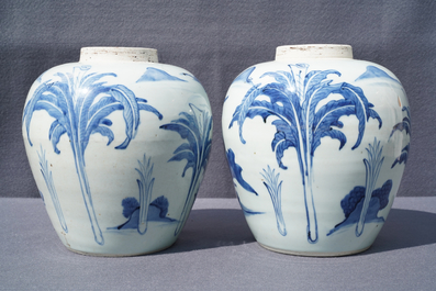 Een paar Chinese blauwwitte potten met een kylin, Transitie periode