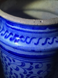 Een blauwwitte Antwerpse majolica albarello met decor 'alla porcelana', 2e helft 16e eeuw