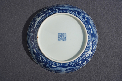 Een Chinees blauwwit 'draken' bord in spaartechniek, Daoguang merk en wellicht periode