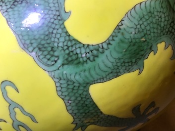 Un vase de forme meiping en porcelaine de Chine &agrave; d&eacute;cor de dragons en vert et jaune, 19/20&egrave;me