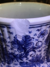 Un vase couvert en porcelaine de Chine bleu et blanc &agrave; d&eacute;cor floral, Kangxi