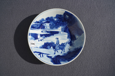 Een Chinees blauwwit bord met reizigers in een landschap, Kangxi merk en periode