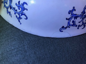 Une assiette en &eacute;maux de Canton &agrave; d&eacute;cor de figures dans un jardin, marque et &eacute;poque de Qianlong