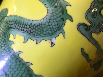 Un vase de forme meiping en porcelaine de Chine &agrave; d&eacute;cor de dragons en vert et jaune, 19/20&egrave;me