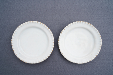 Quatre verseuses, une paire d'assiettes et une saupoudreuse en fa&iuml;ence blanche de Delft, 17/18&egrave;me
