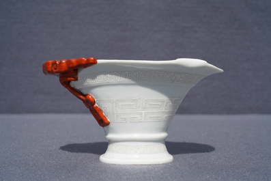 Une coupe libatoire en porcelaine de Chine 'bianco sopra bianco' et rouge de fer, 19&egrave;me