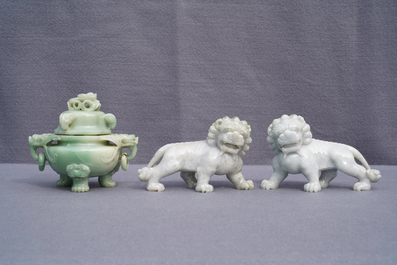 Een gevarieerde collectie Chinese sculptuur in jade en jade&iuml;et, 19/20e eeuw