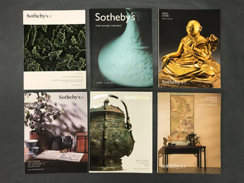 Een lot catalogi Chinese kunst: Eskenazi, Spink &amp; Son, Sotheby's e.a. en 33 magazines Arts of Asia
