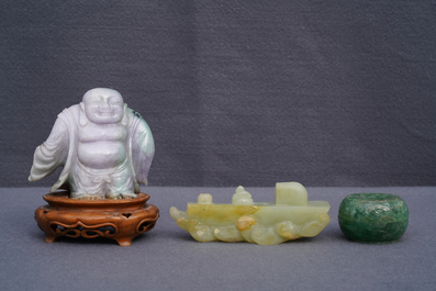 A varied collection of Chinese jade and jadeite carvings, 19/20th C.