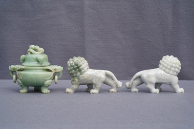 Une collection d'oeuvres en jade et jade&iuml;te sculpt&eacute;, Chine, 19/20&egrave;me