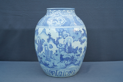 Een grote Chinese blauwwitte vaas met decor van onsterfelijken, Wanli