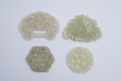 Zeven Chinese witte en celadon jade knoopspelden, 18/20e eeuw