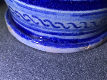 Een blauwwitte Antwerpse majolica albarello met decor 'alla porcelana', 2e helft 16e eeuw