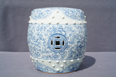 Un repose-bras en forme de tambour en porcelaine de Chine bleu et blanc, Qianlong