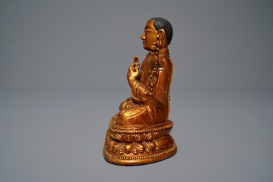 Een Chinese vergulde en gelakt houten figuur van Tsongkhapa, 18e eeuw