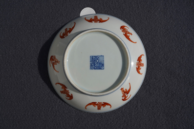 Une coupe en porcelaine de Chine &agrave; d&eacute;cor de chauve-souris, marque et &eacute;poque de Qianlong